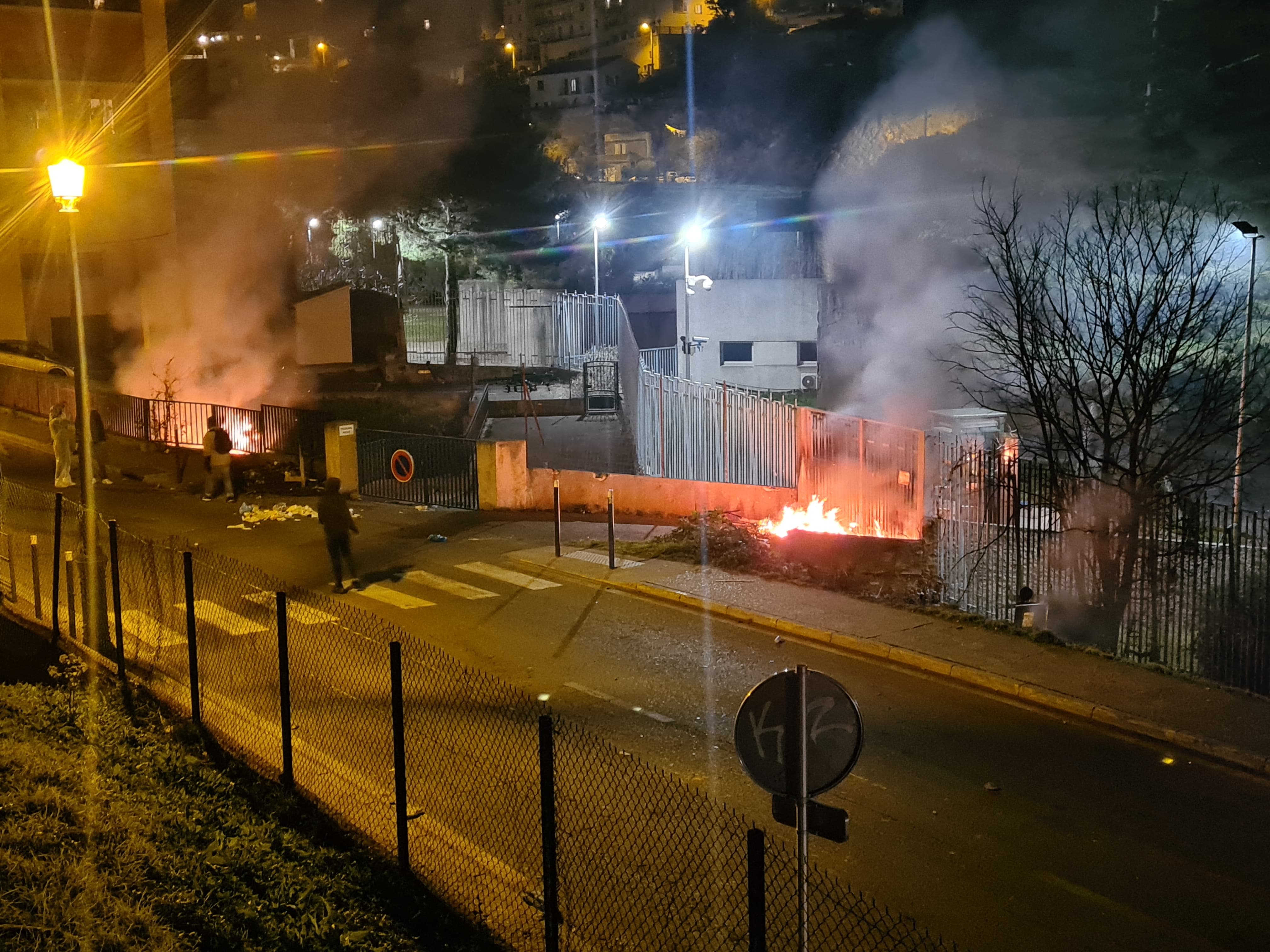 Les manifestants ont allumé des feux devant l'entrée latérale de la préfecture. Crédits Photo : Pierre-Manuel Pescetti