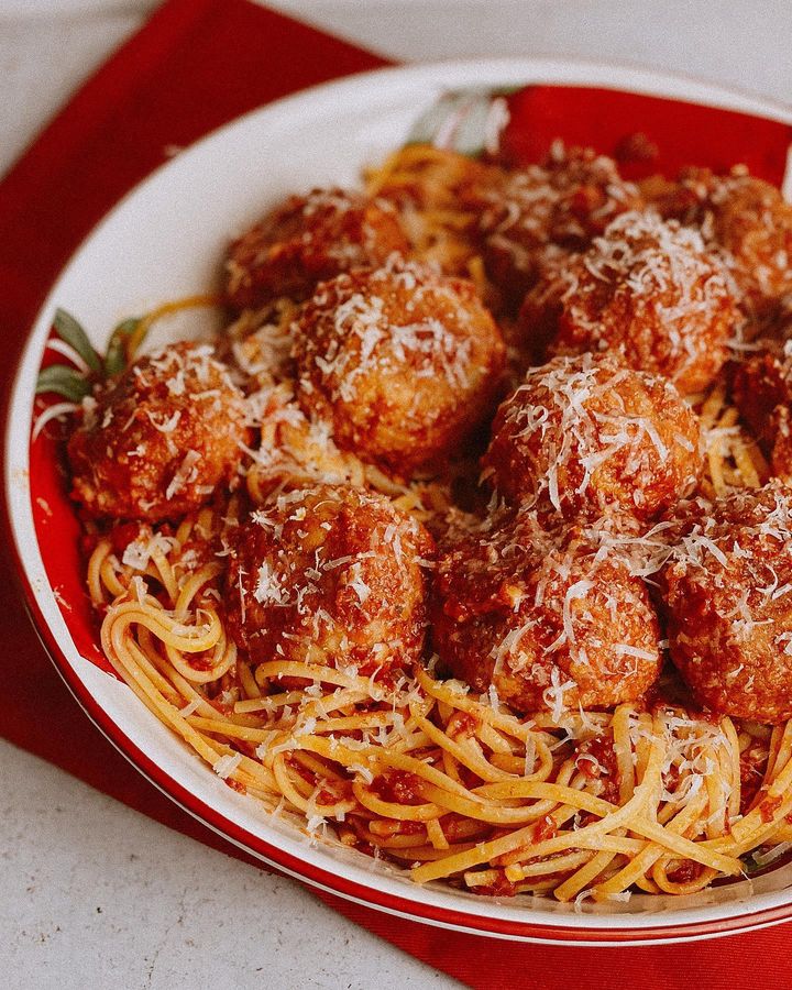  A table : boulettes de viande en sauce tomate et spaghetti al dente avec la petite cuisine de  Marie