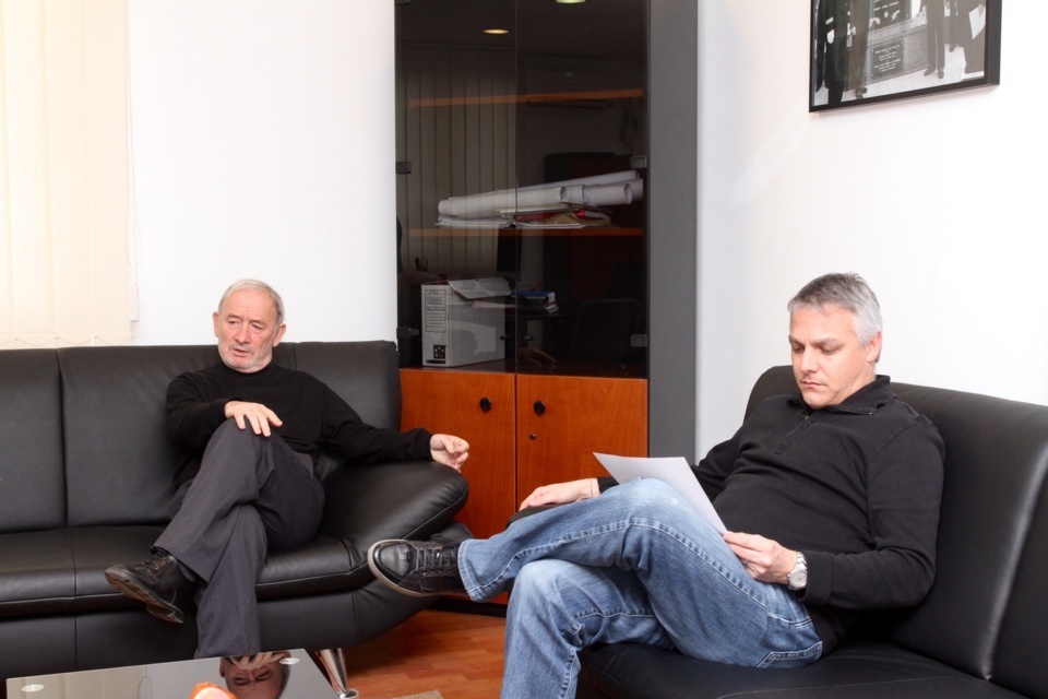 Pierre Siméon de Buochberg maire de la commune sur laquelle sera implanté le centre prend connaissance  du communiqué de Pierre Rossini. (Photo Stéphane Gamant).