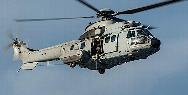 Un militaire du 2e REP évacué par le Cougar de la BA 126 de Solenzara