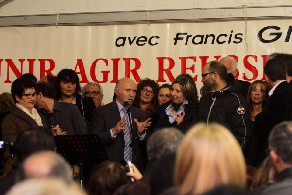 Francis Giudici entouré de conseillers sortants et de nouveaux co-listiers. (Photo Stéphane Gamant)