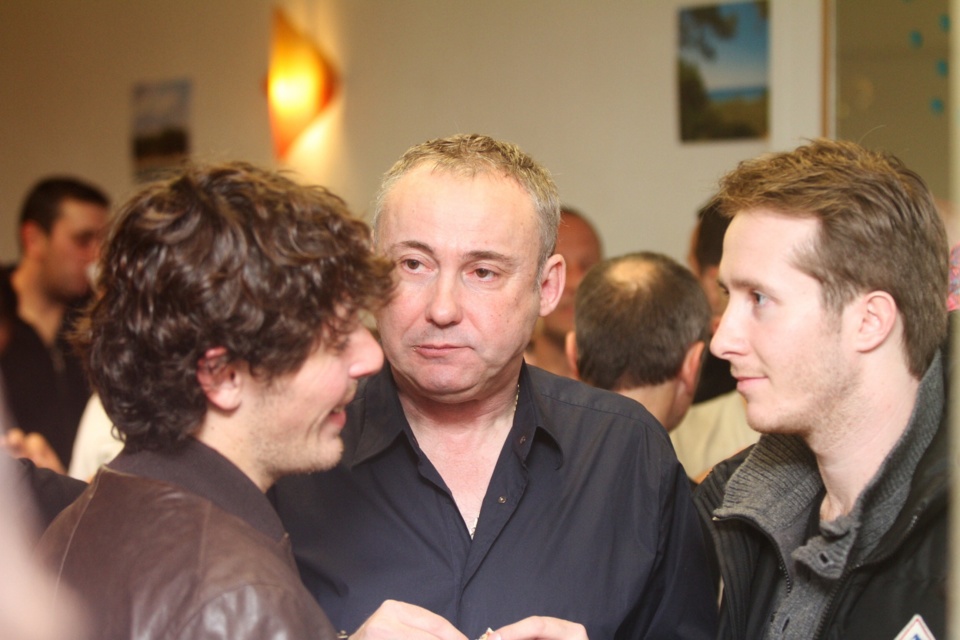 De nombreux jeunes étaient présents autour de Jean Pierre Antonelli lors de l'inauguration. (Photo Stéphane Gamant).