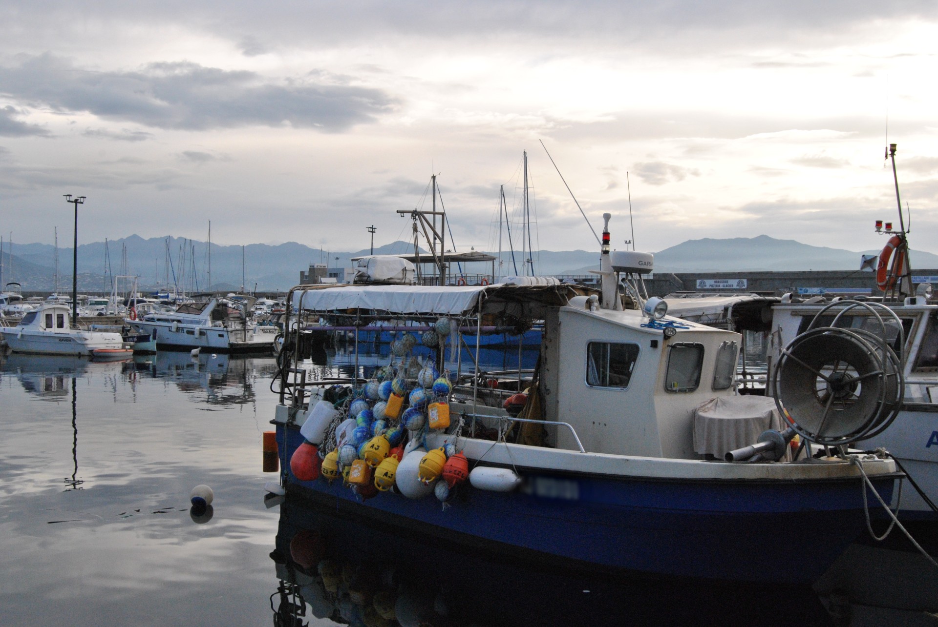 À Ajaccio, comme dans toute la Corse, les bateaux de pêche réduisent le nombre de leurs sorties. Crédits Photo : Pierre-Manuel Pescetti