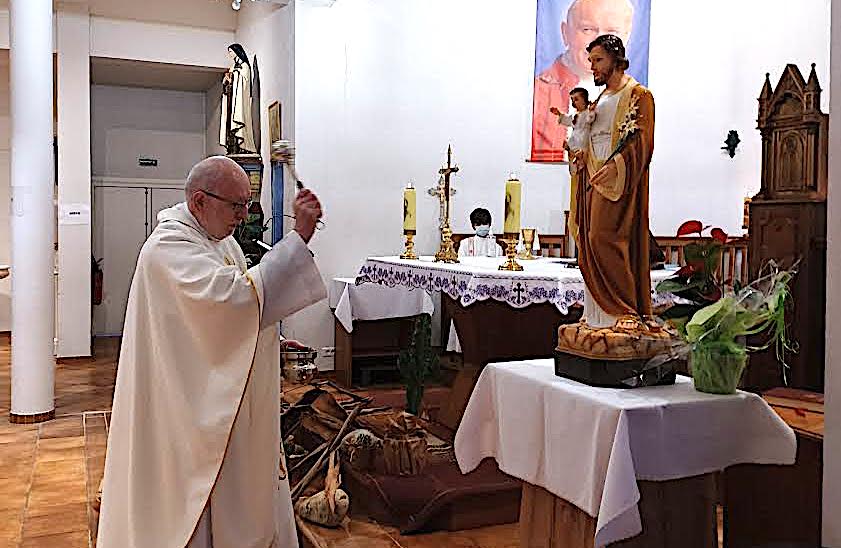 Le Père Piotr Swider, bénissant  la statue