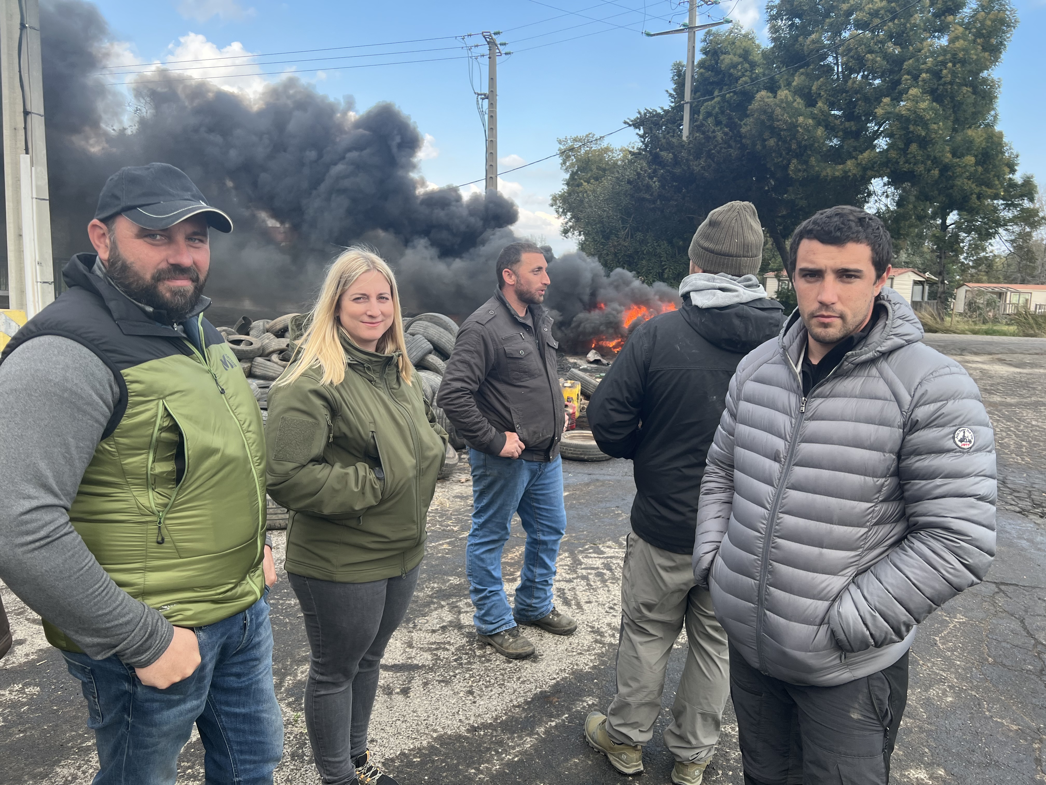 Florent Rengade, président des Jeunes Agriculteurs de Haute-Corse et d'autres agriculteurs ce lundi matin devant le dépôt pétrolier de Lucciana