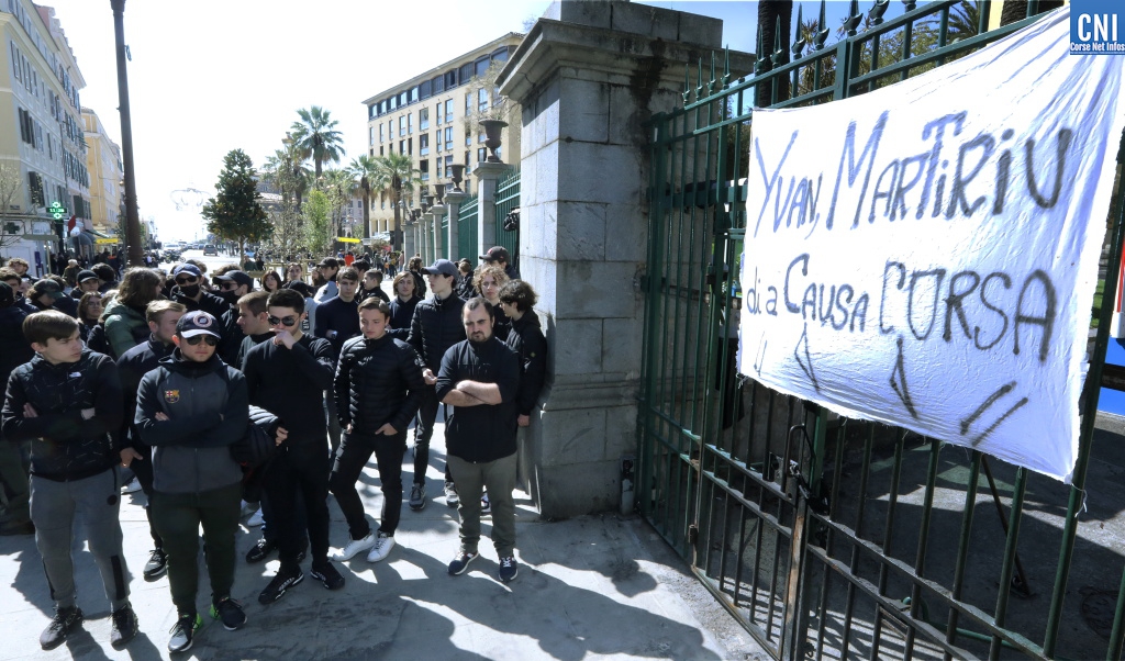 Les lycéens ajacciens ont accroché une banderole aux grilles de la préfecture. Photo : Michel Luccioni