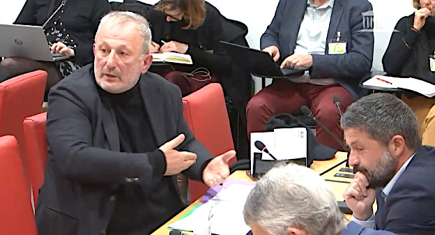 François Pupponi, à gauche, lors de son intervention pendant l'audition des cadres de l'administration pénitentiaire, le 16 mars 2022.