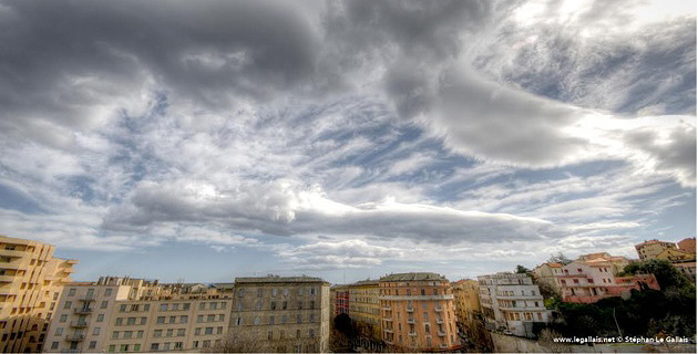 Vendredi à 13h30 le vent soufflait toujours aussi fort sur la région bastiaise.(Photo Stéphan Le Gallais)