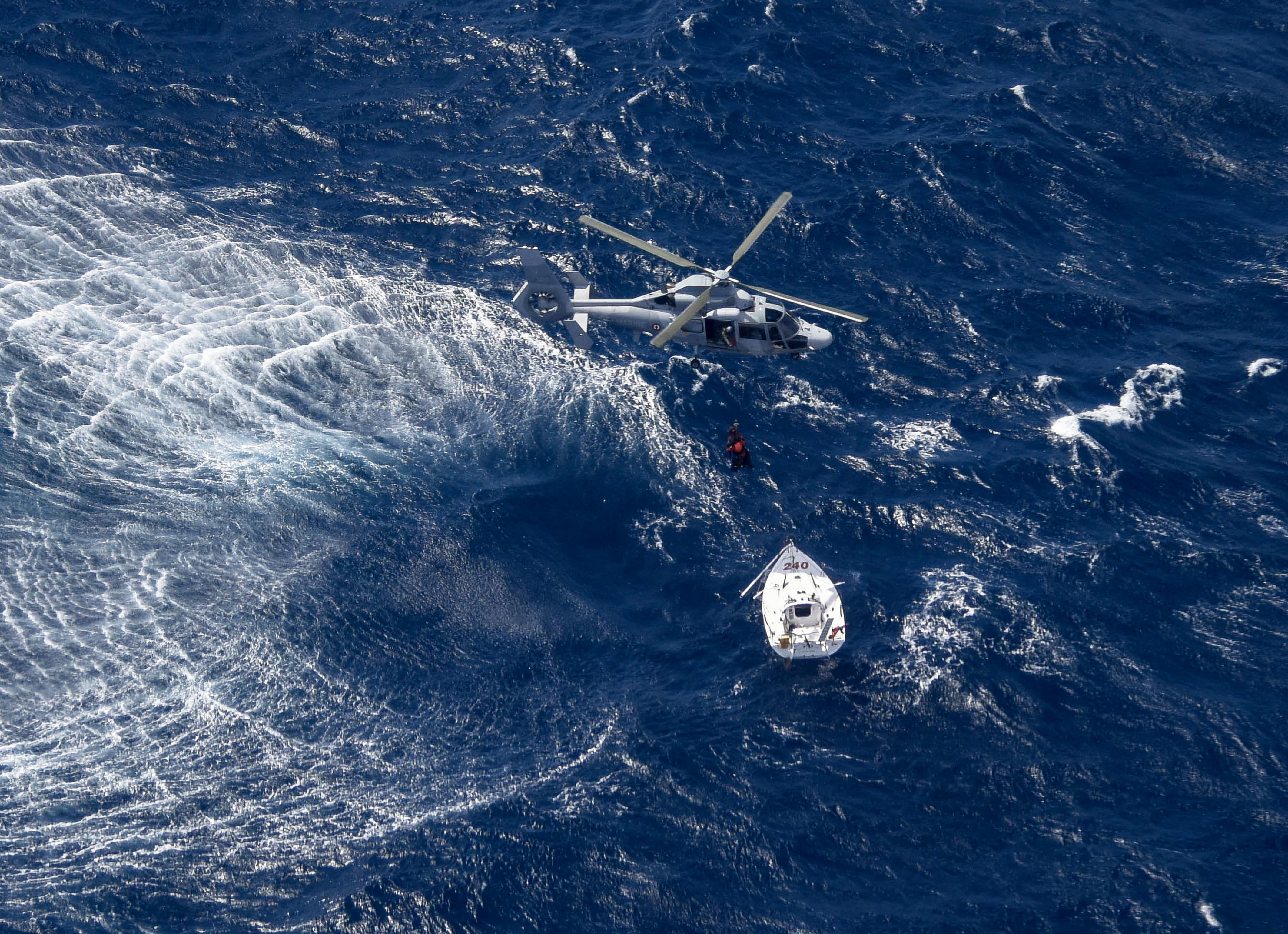 Une opération de sauvetage de la Marine Nationale coordonnée par le CROSS Med. Crédits Photo : CROSS Med