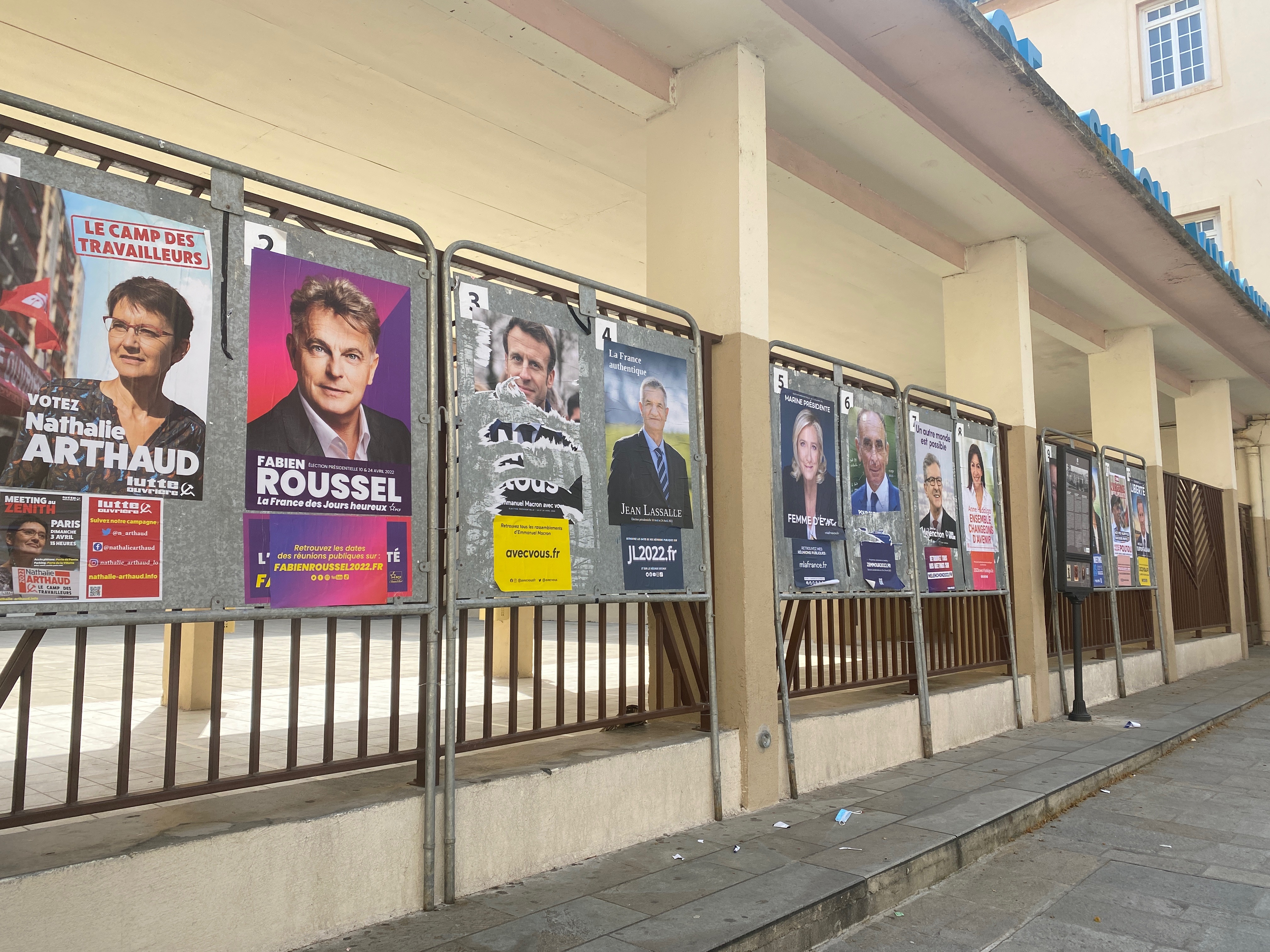 Les affiches officielles collées ce lundi matin à Bastia. Photo CNI