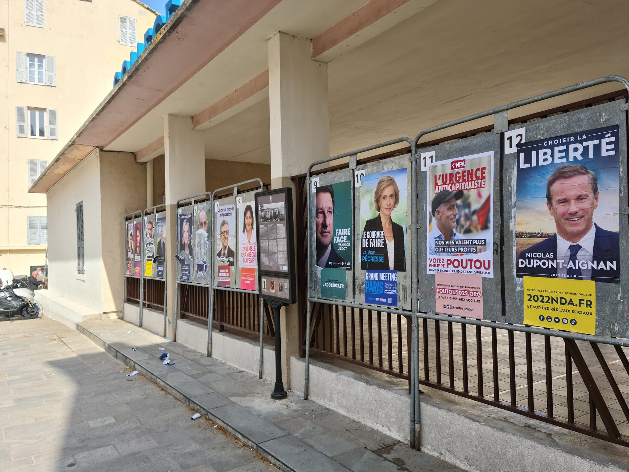 La campagne officielle a démarré ce lundi 28 mars, et avec elle, les affiches des candidats sur tous les présentoirs prévus pour cela. Crédits Photo : Pierre-Manuel Pescetti