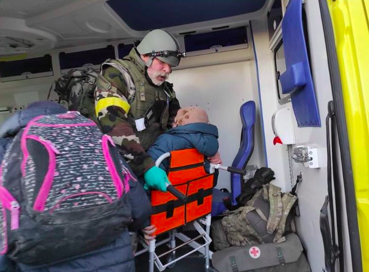 Premiers soins sous les tirs de mortier