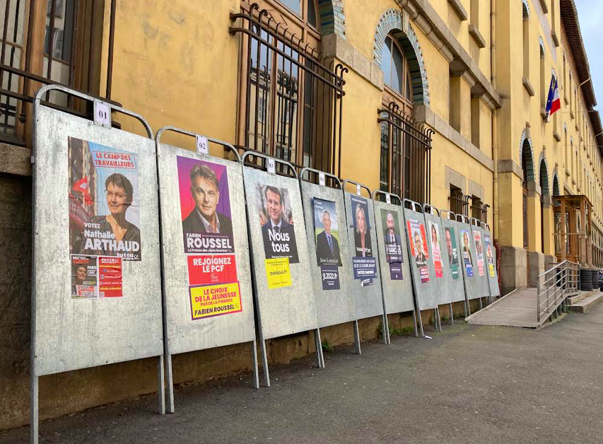 Les affiches à Ajaccio. Photo Michel Luccioni