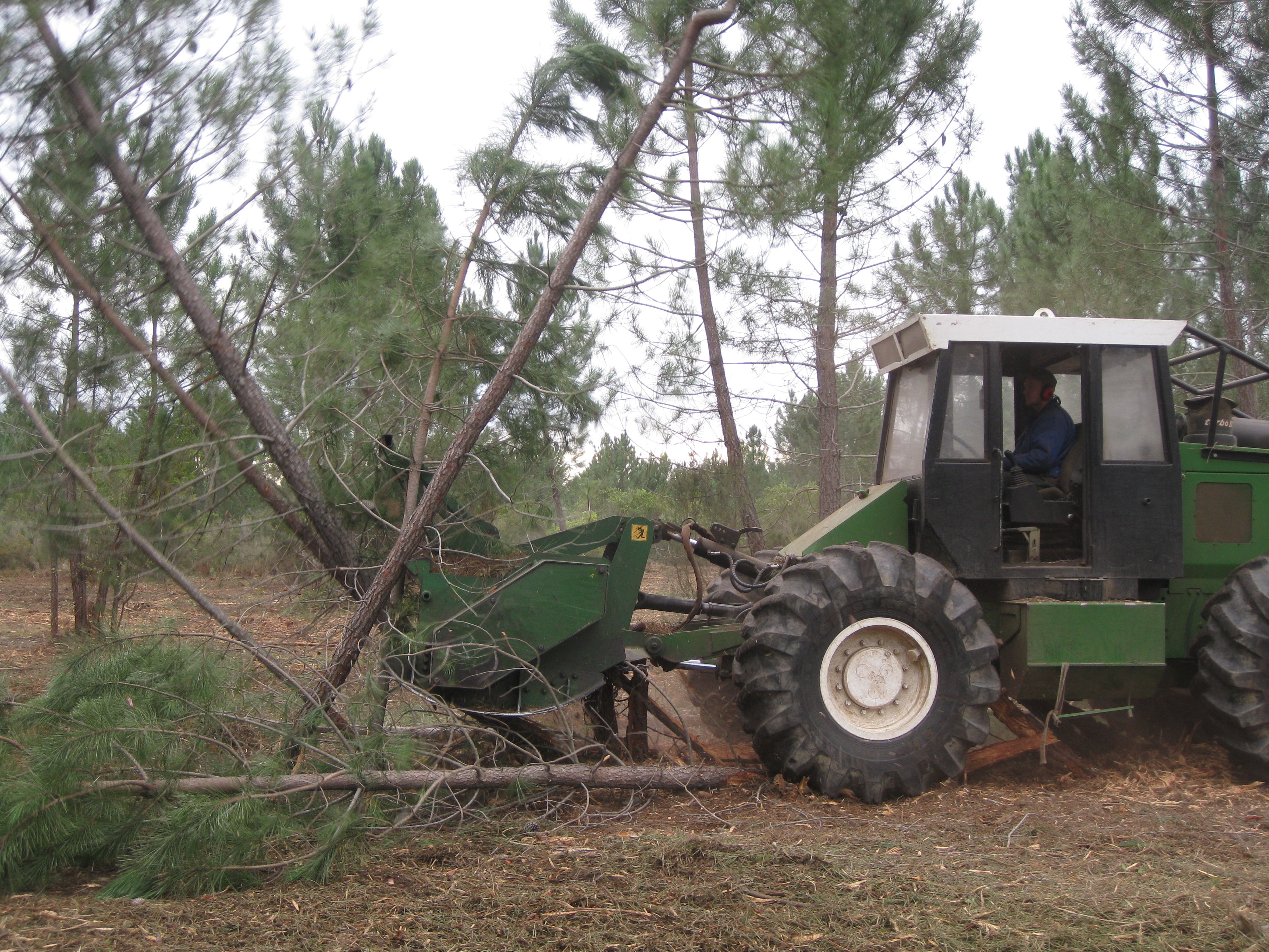 Le broyeur marteau une mécanisation indispensable pour traiter les 5 hectares de terrain communal actuellement travaillés. (Photo DR).