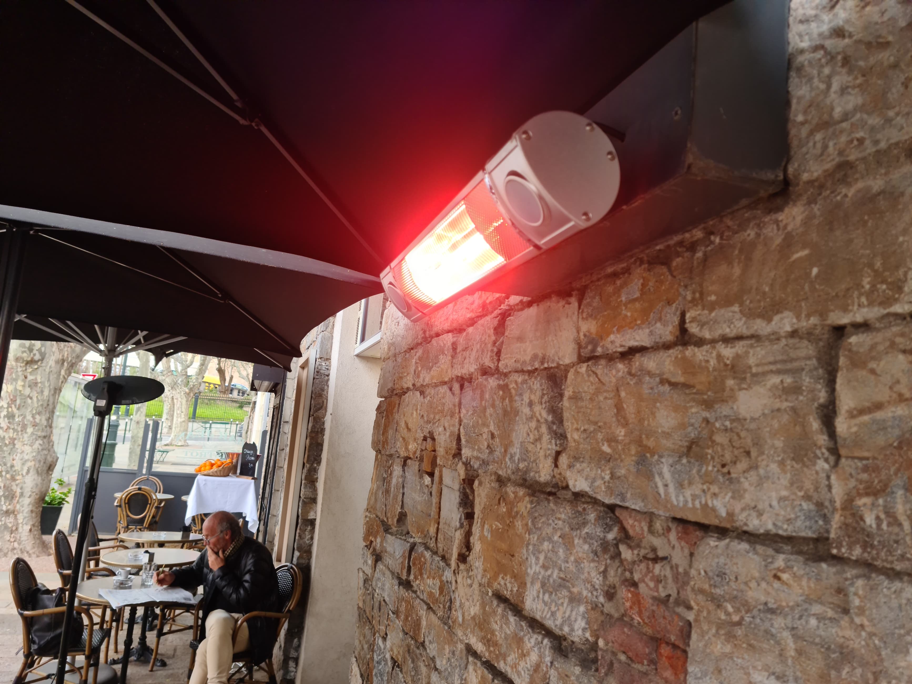 Les chauffages électriques seront également interdits sur les terrasses. Photo d'archive prise avant le 1er avril 2022 : Pierre-Manuel Pescetti