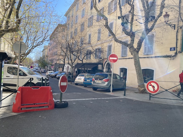 Dans la rue Miot, les voitures arrivent en contre sens