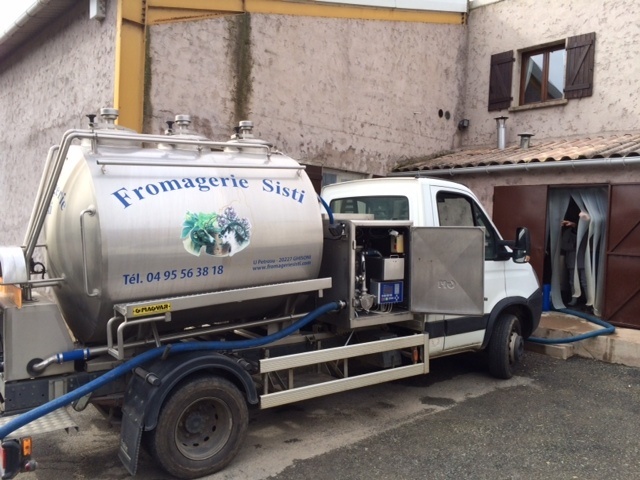Ce camion parcourt tous les matins les routes insulaires pour récupérer le précieux lait. (Photo SG).