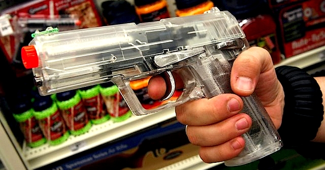C'est avec un pistolet à billes et air comprimé de ce type que que le jeune homme a tiré sur son père. (DR)