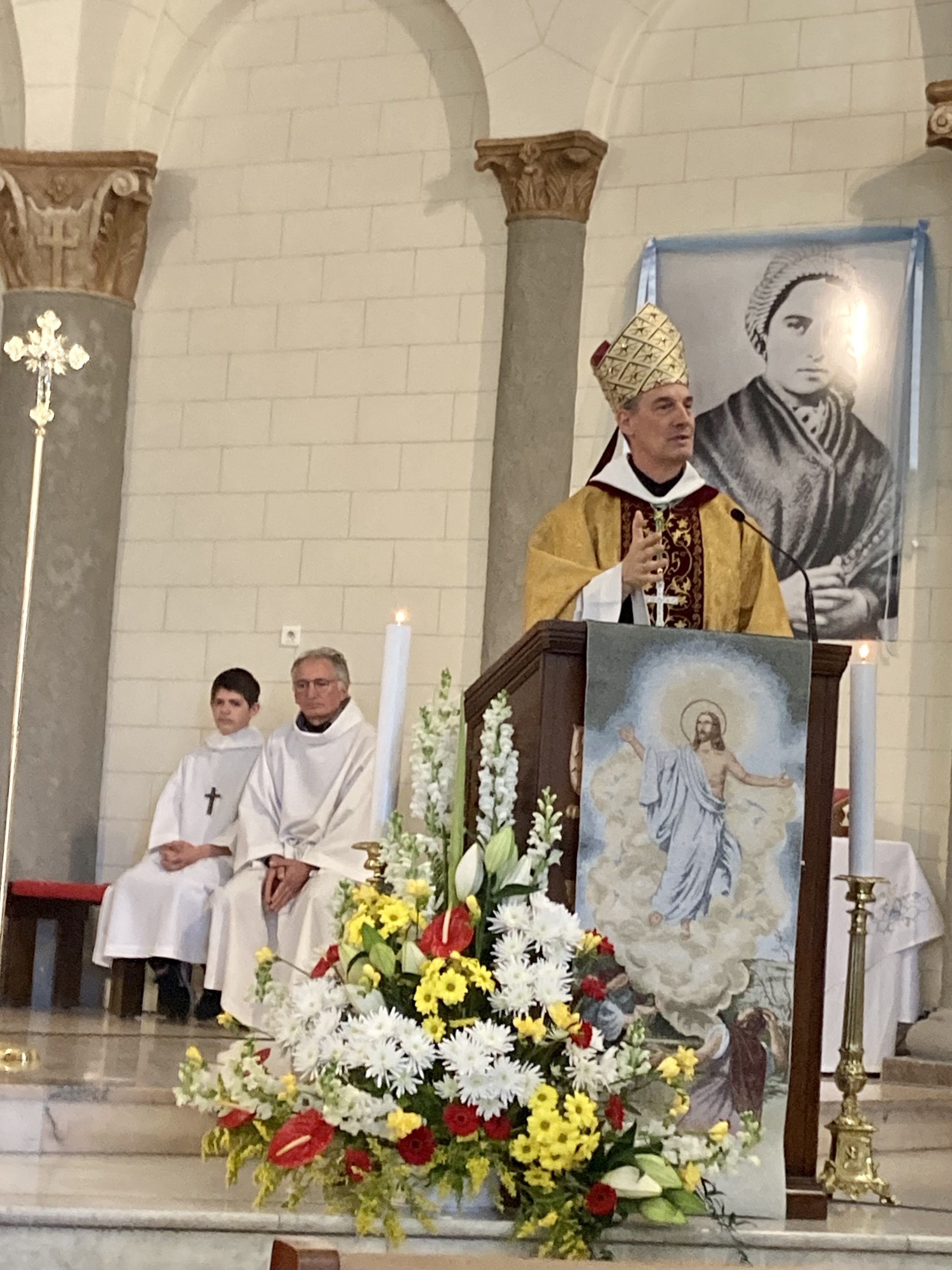Mgr Bustillo à ND de Lourdes pour celébrer Pâques (P. Benassi)