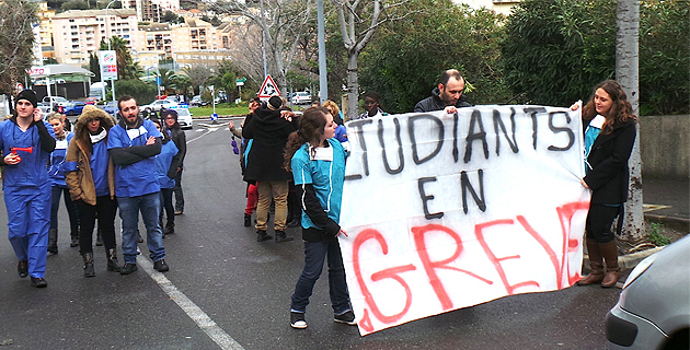 Bastia : Les élèves-infirmiers et aides-soignants dans la rue