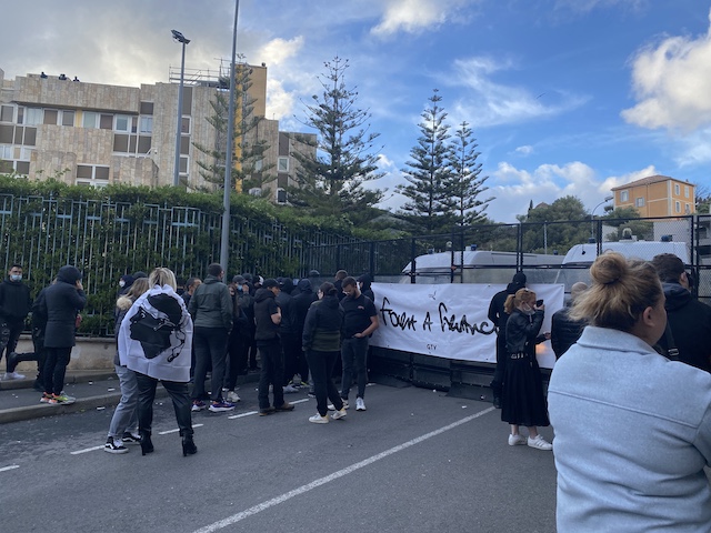 Un mur anti-émeute avait été dressé