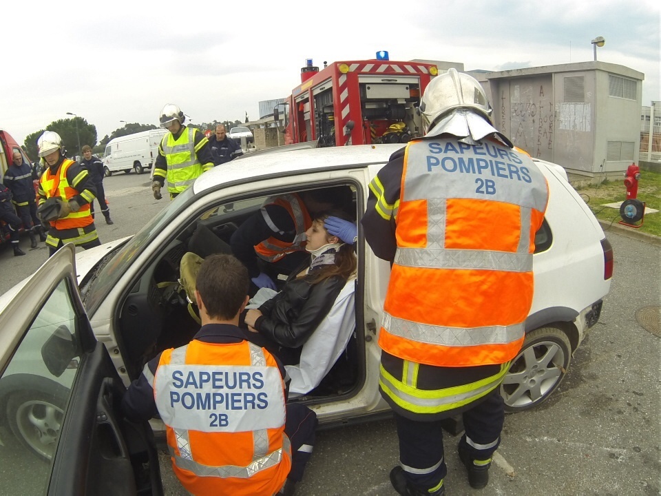 Les pompiers ont mis en oeuvre leur savoir faire dans le cadre d'un exercice de secours routier (Photo SG).