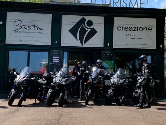 Tourisme : au guidon de leurs motos, ces influenceurs et journalistes font découvrir la Corse 