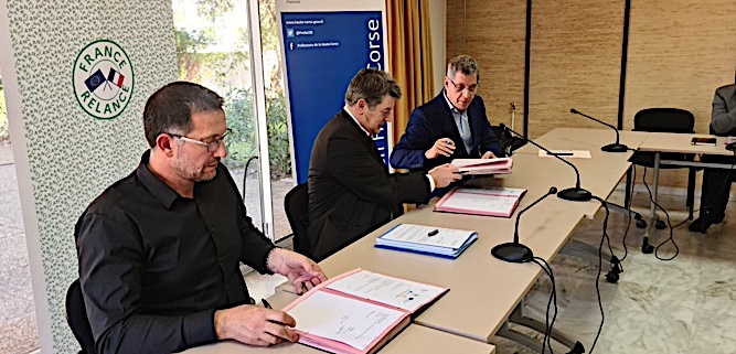 Les trois parties ont signé le contrat ce mercredi 27 avril à la préfecture de Bastia. Crédits Photo : Pierre-Manuel Pescetti