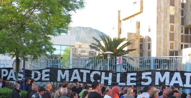 Depuis 2011, la sacralisation du 5 mai est demandé en Corse comme dans plusieurs stades français.