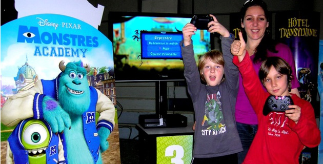 Elya 8 ans, son frère Mathys 9 ans et leur maman Vanessa ont pleinement profité des nombreux jeux vidéo. (Photo : Yannis-Christophe Garcia)