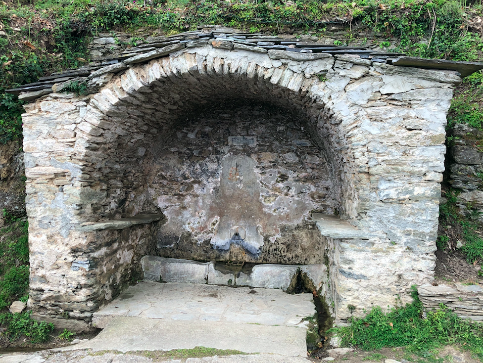 une fontaine à Canale-di-Verde