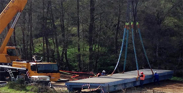 Lotissement Confina II : Le pont métallique installé