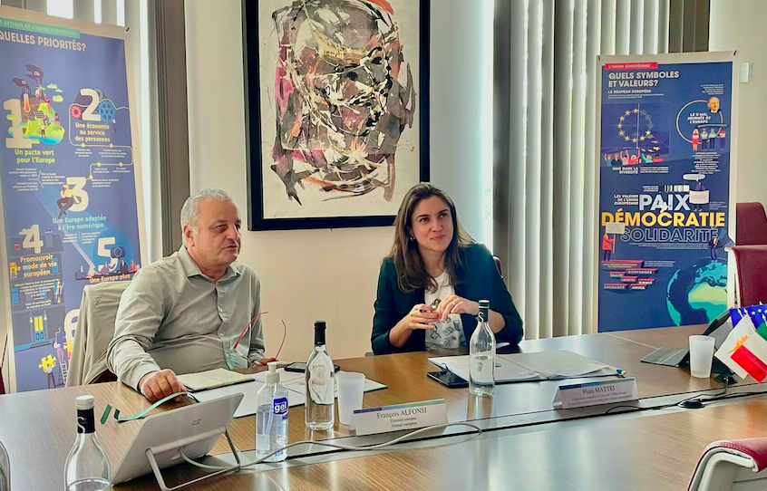 Flora Mattei, Conseillère exécutive en charge des affaires européennes et méditerranéennes et le député européen François Alfonsi ont présenté ce 9 mai à Ajaccio le programme FEDER-FSE+ Corse 2021-2027.