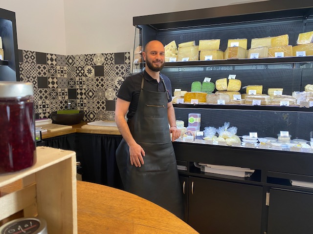 Gaëtan Tullo a pris le pari en 2018 d'installer dans la rue Napoléon une fromagerie
