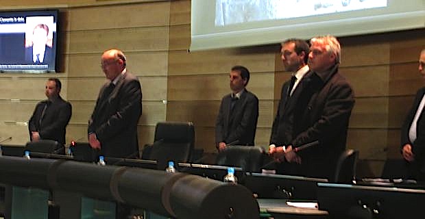 Le président Joseph Castelli et les vice-présidents observent une minute de silence..