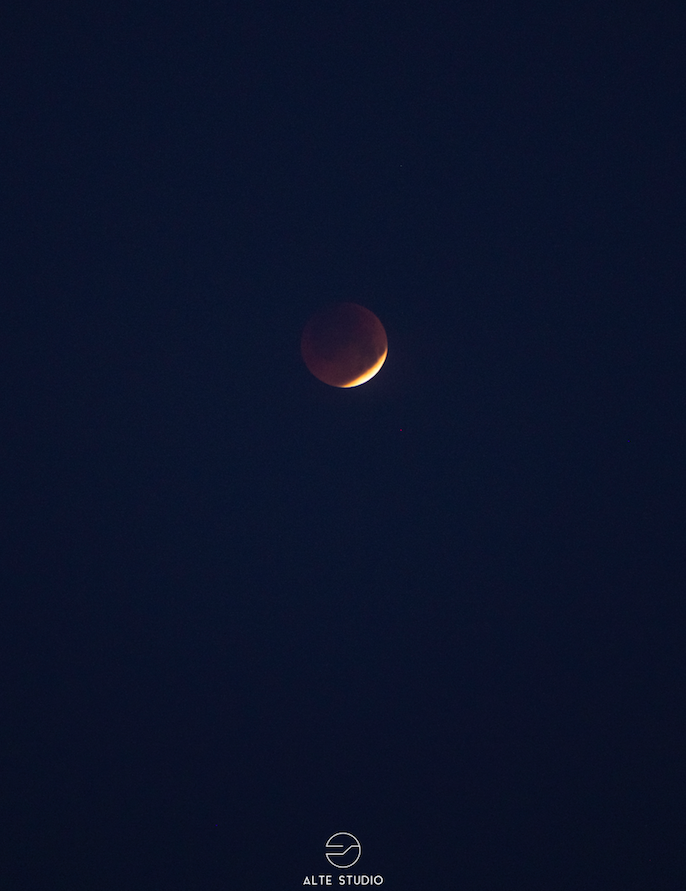 Corse : les incroyables images de l'éclipse totale de Lune