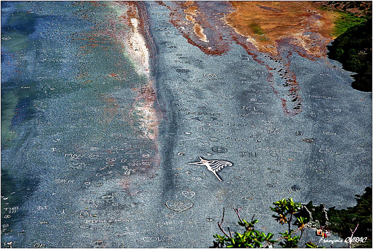 La photo du jour : des  messages sur le sable noir de la plage de Nonza