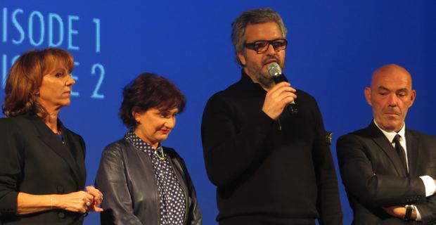 Pierre Leccia, entouré de l'équipe de la série Mafiosa.