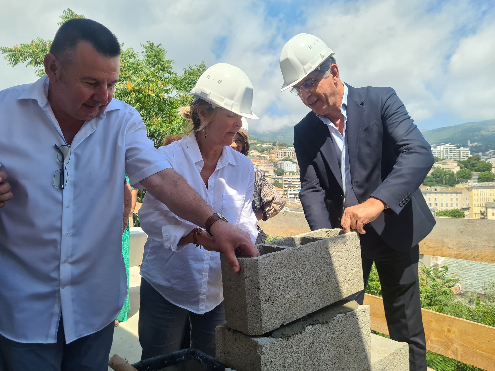 Alain Olmeta, Bianca Fazi et Pierre Savelli posent une première pierre symbolique de la future pouponnière Bella Vista. Crédits Photo : Pierre-Manuel Pescetti