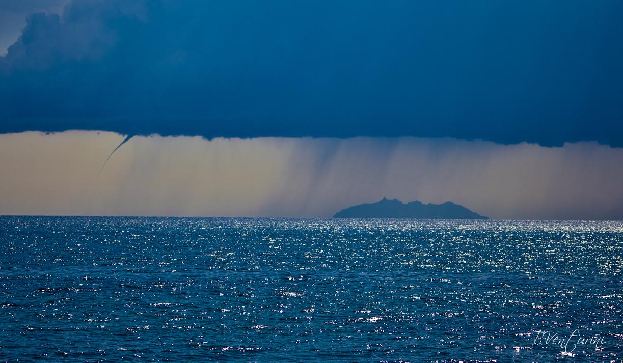 Trombes marines entre la Corse et l'île de Monte Cristo