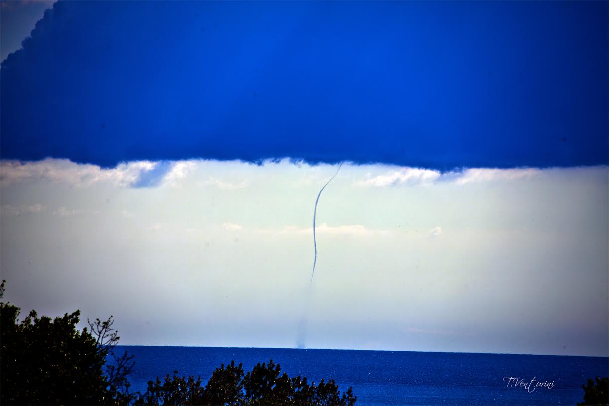 Trombes marines entre la Corse et l'île de Monte Cristo