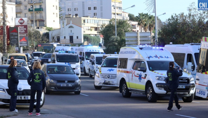 Photo archives Michel Luccioni. Manifestation d'ambulances à Aiacciu.