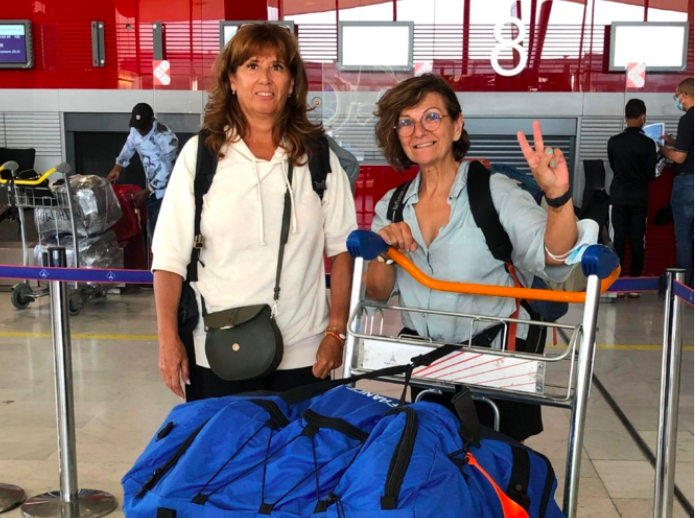 Véronique, Sylvie et leurs 80 kgs de fournitures scolaires pour les petits malgaches.