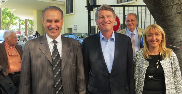 Le candidat PS aux Européennes,Vincent Peillon, entouré d'Ange-Pierre Vivoni, maire et conseiller général de Sisco, et d'Emmanuelle de Gentili, 1ère secrétaire fédérale du PS en Haute-Corse, 1er adjointe à la mairie de Bastia et conseillère exécutive à la CTC.