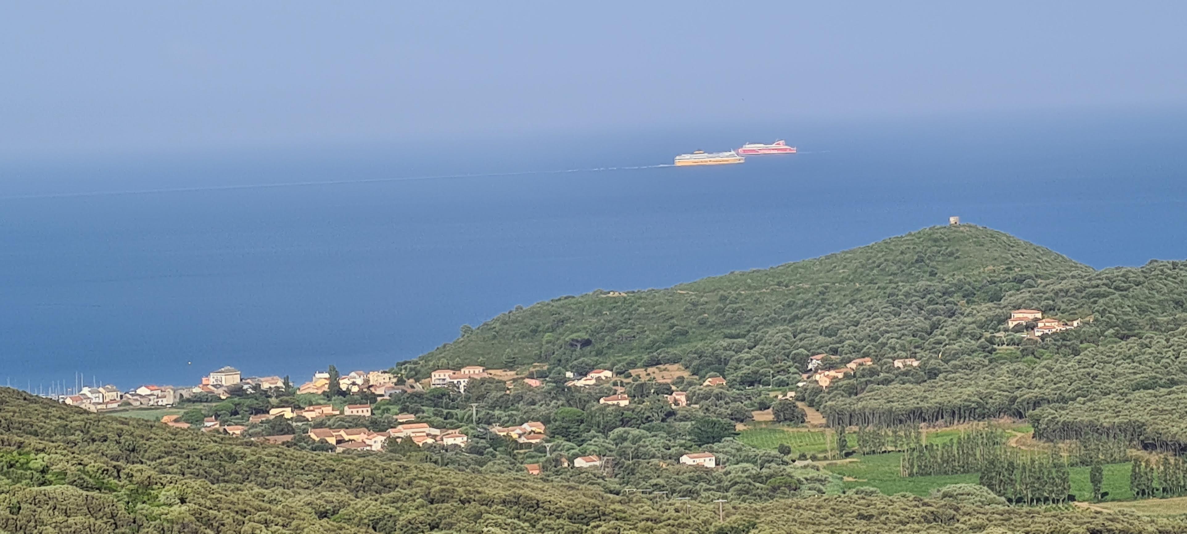 Grand beau temps au large du Cap Corse pour le  croisement des ferrys devant Macinaggio (Gérard Audoin)