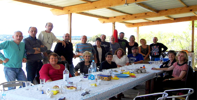 La convivialité préside aux Rendez-vous en Côte Orientale comme ici lors du repas avec les pêcheurs de l'étang d'Urbino