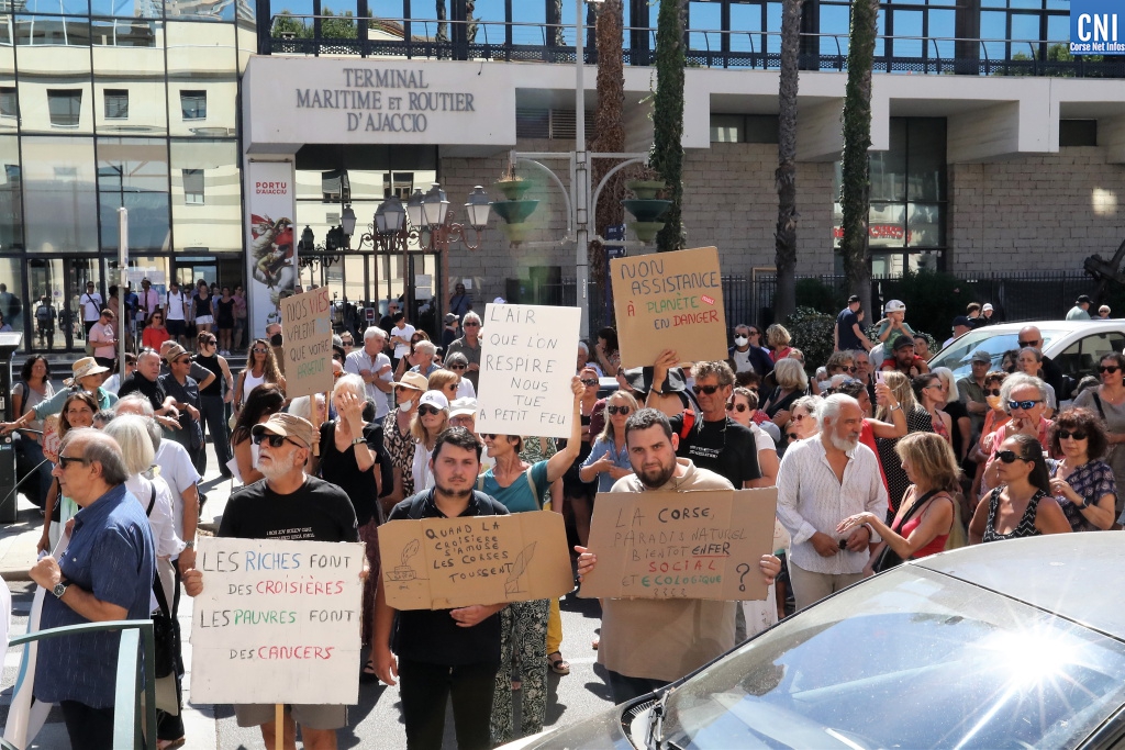 Les manifestants devant le port d'Ajaccio