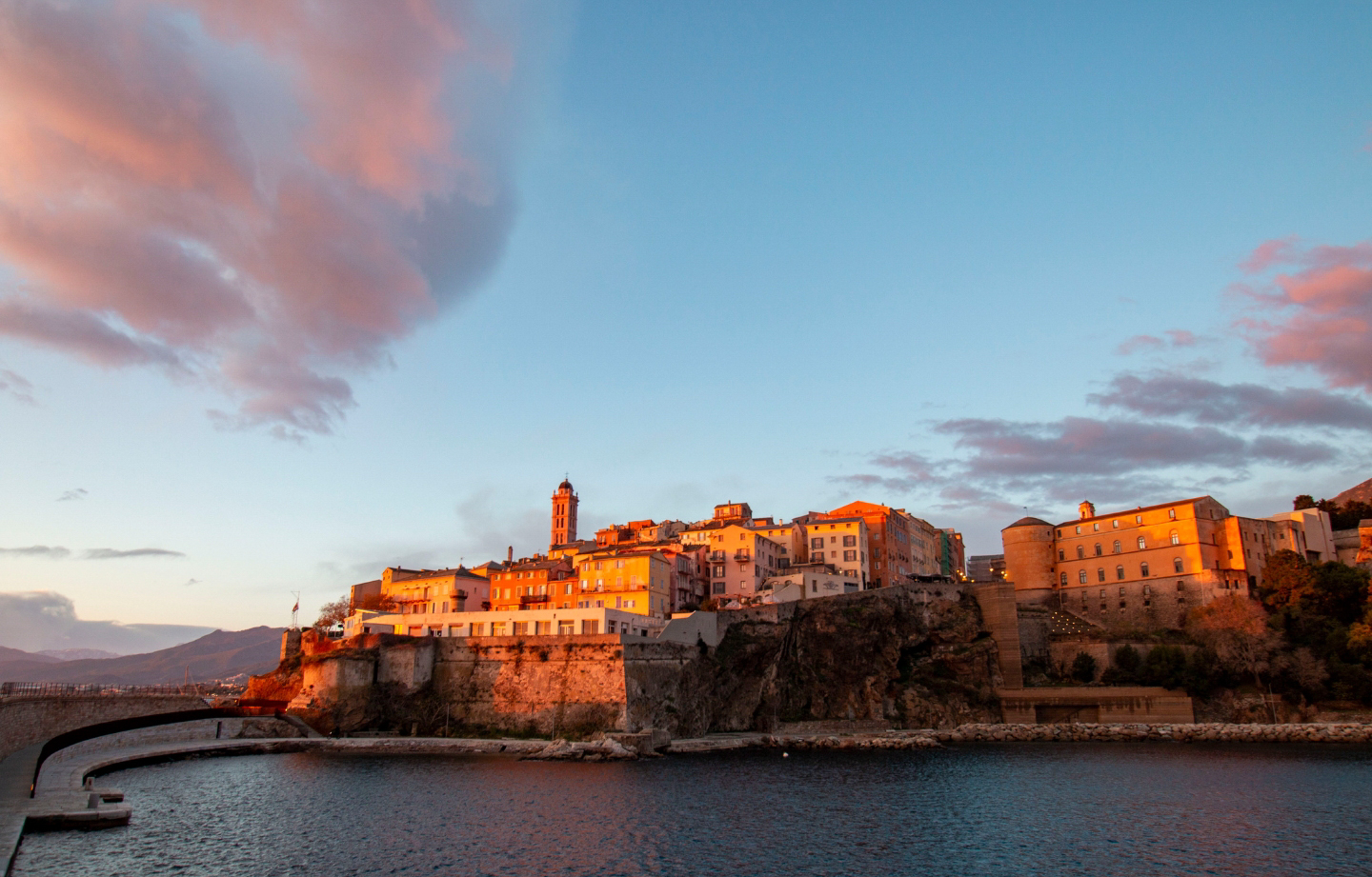 La photo du jour : lorsque le soleil se lève sur la Citadelle de Bastia