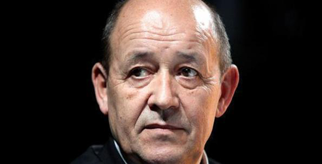 Jean-Yves Le Drian, ministre de la Défense, mardi au 2e REP de Calvi