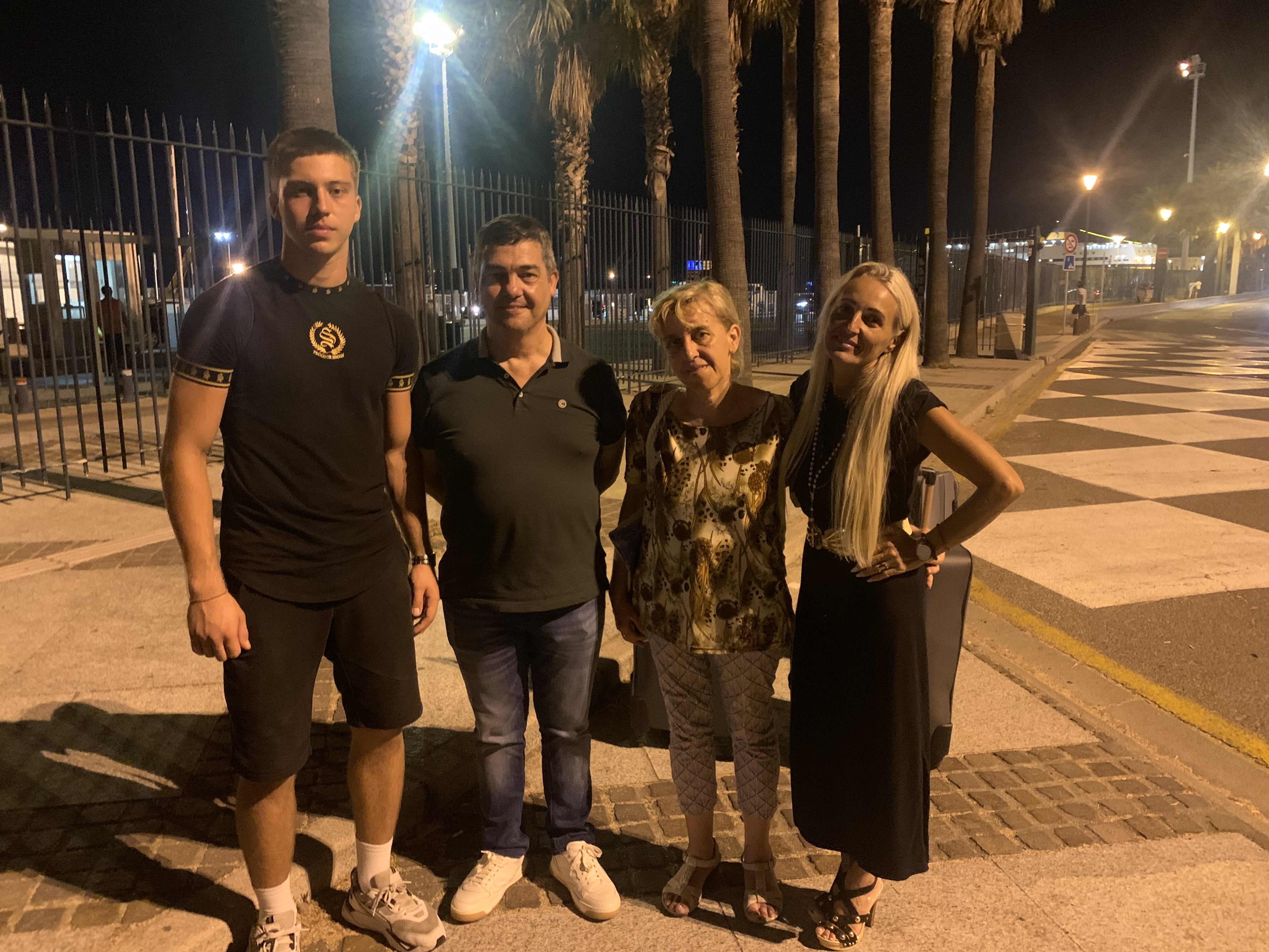 Vitalii Osminkin, Marc-Antoine Luca, la maman de Vitalli et Ghislaine Ferri sur le port de Bastia à leur arrivée.